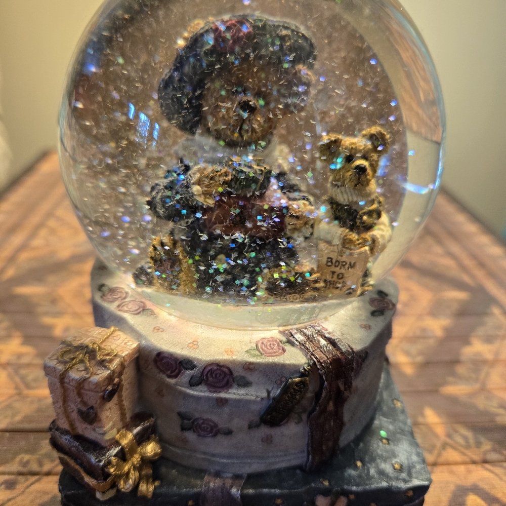 BOYDS BEARS " Born to Shop " Musical Snow Globe " Time of my life ". Beautiful